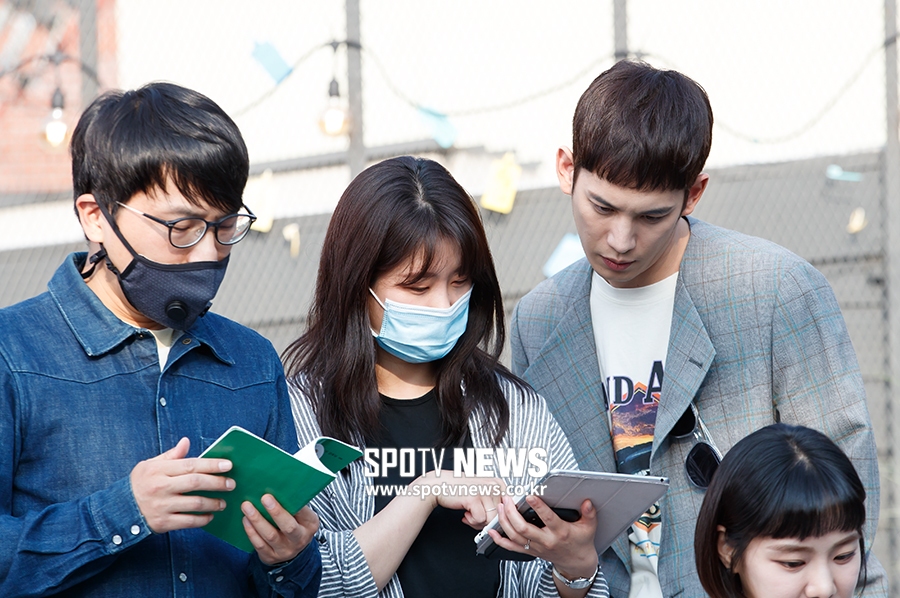 [포토S] 콘티 확인하는 배우 박기웅