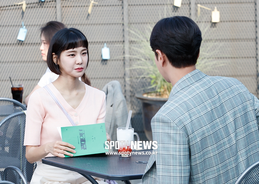 [포토S] 대본 확인하는 '꼰대인턴' 배우 한지은