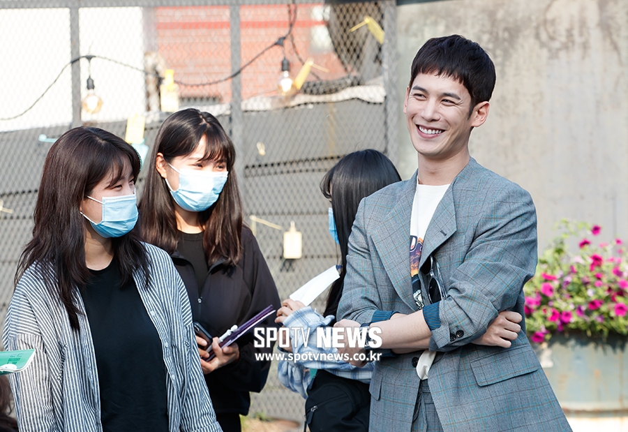 [포토S] 박기웅, 촬영 현장 밝히는 미소