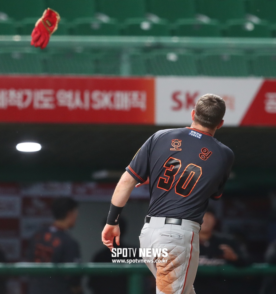 [포토S] 장갑 집어던지는 호잉