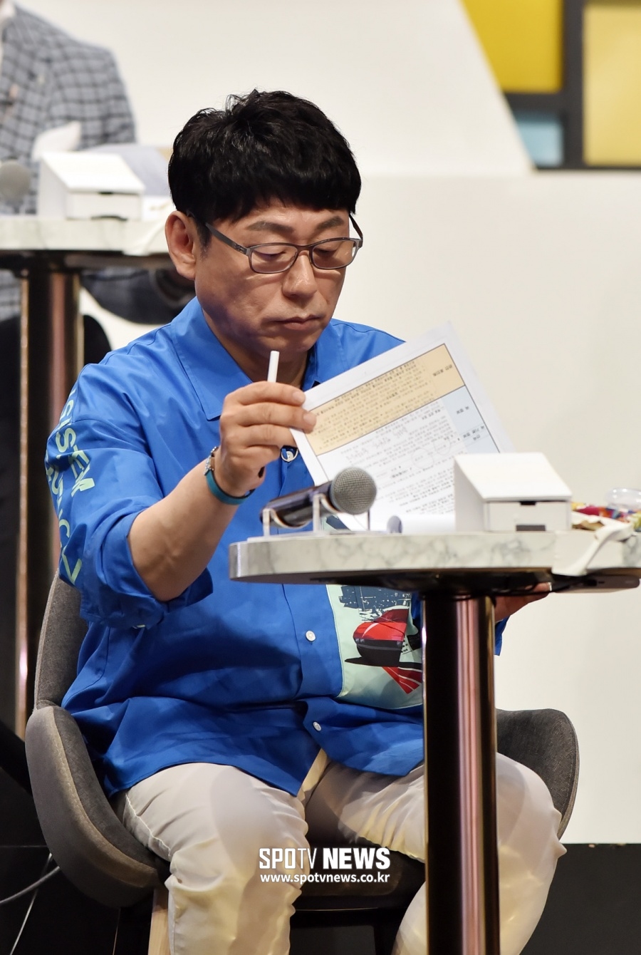 [LIVE 포토]이건우 작사가 '심사는 진지하게'