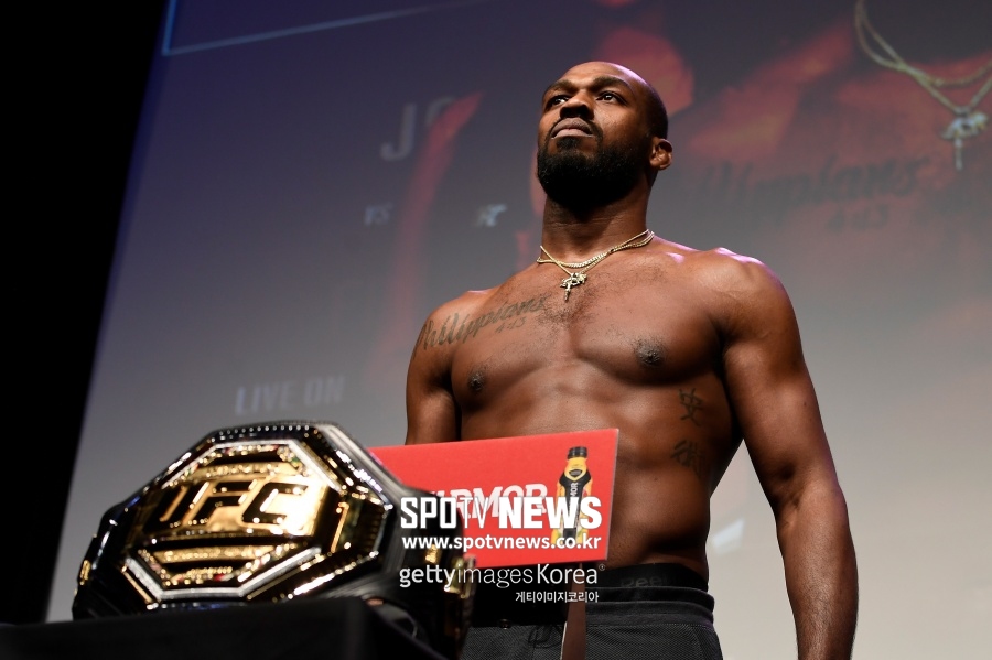 [정오의 UFC] 존 존스 "UFC 타이틀 반납하겠다" 선언