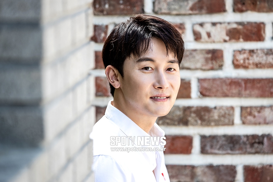 [포토S] 김준한, 따사로운 햇살 맞으며