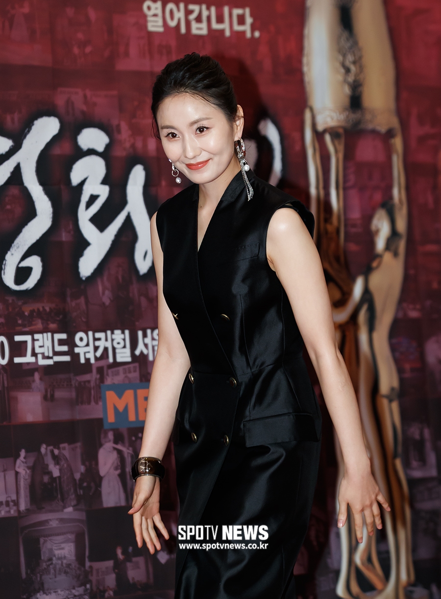 [포토S] 인사하는 배우 김소진
