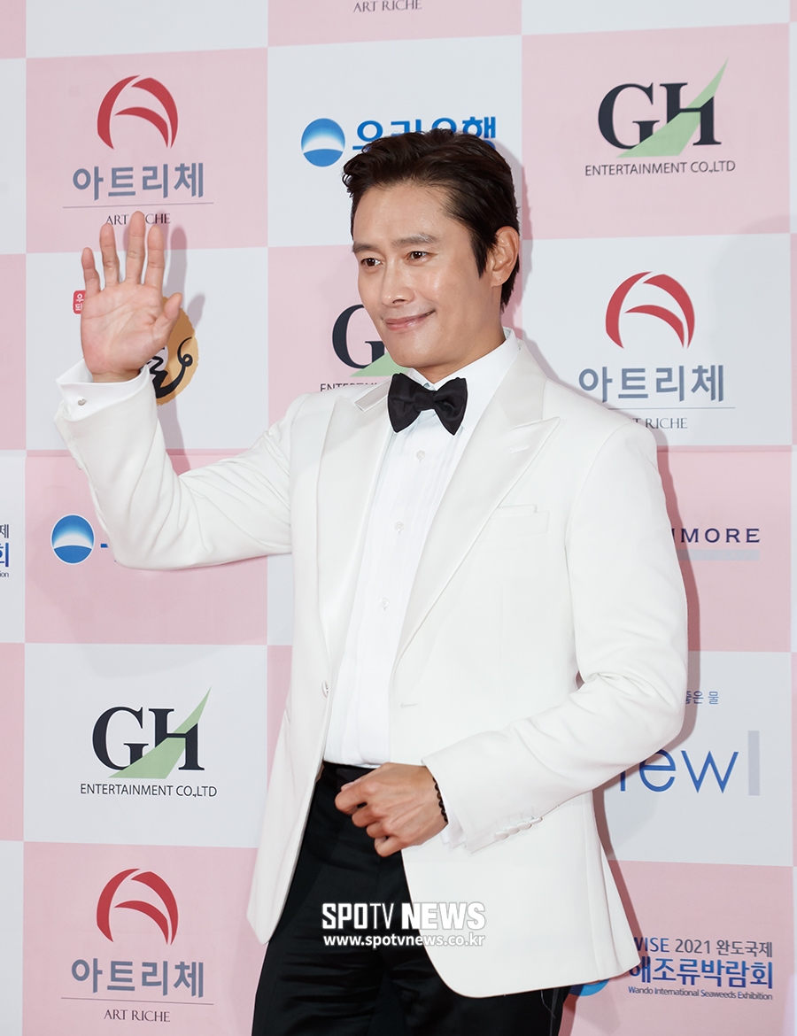 [포토S] 이병헌, 젠틀한 손인사