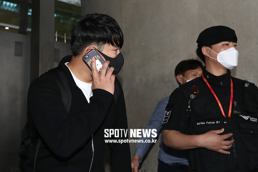 [포토S] 강정호, '뜨거운 취재 열기 부담스러워'