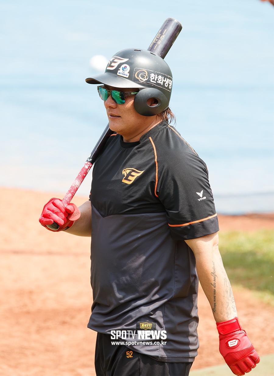 [포토S] 훈련 위해 이동하는 김태균