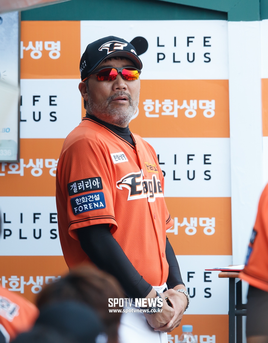 [포토S] 한용덕 감독의 무거운 표정