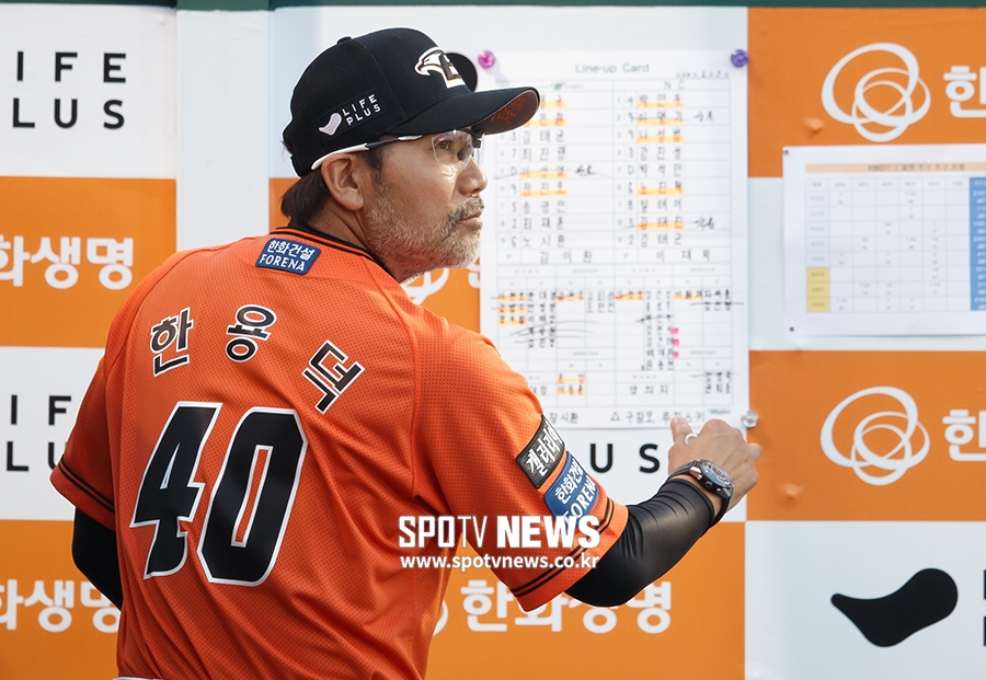 [포토S] 상대 선수 체크하는 한용덕 감독