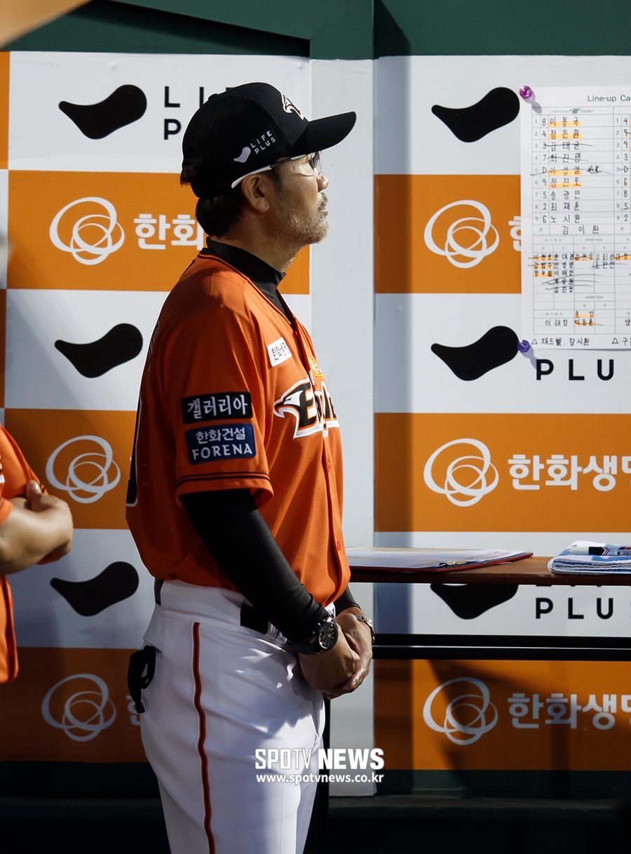 [포토S] 마지막으로 그라운드 바라보는 한용덕 감독