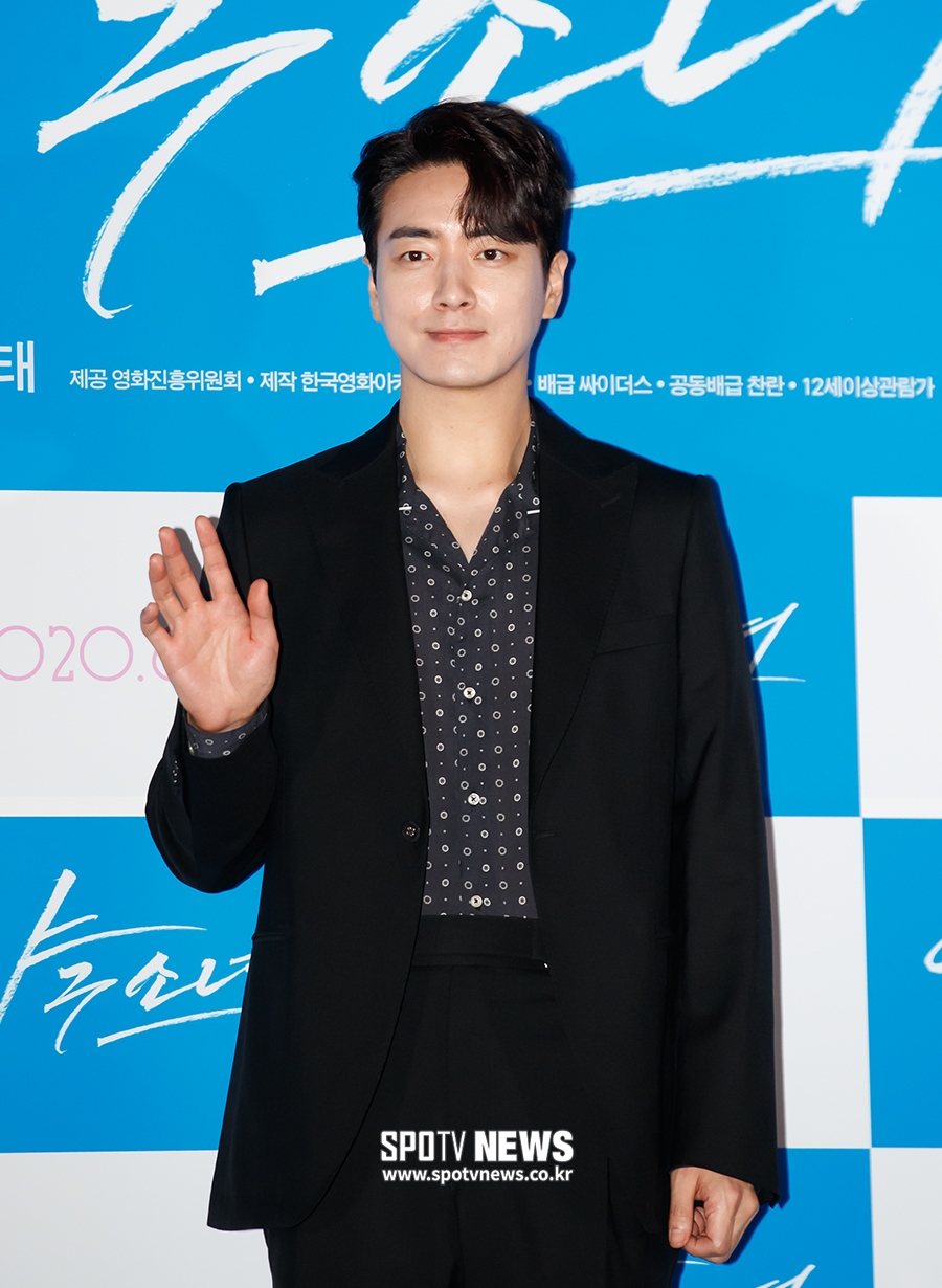 [포토S] 이준혁, 젠틀한 손인사