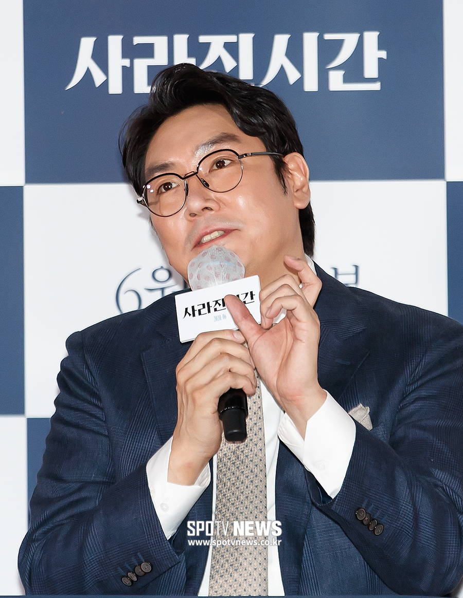 [포토S] 취재진 질문에 답하는 배우 조진웅