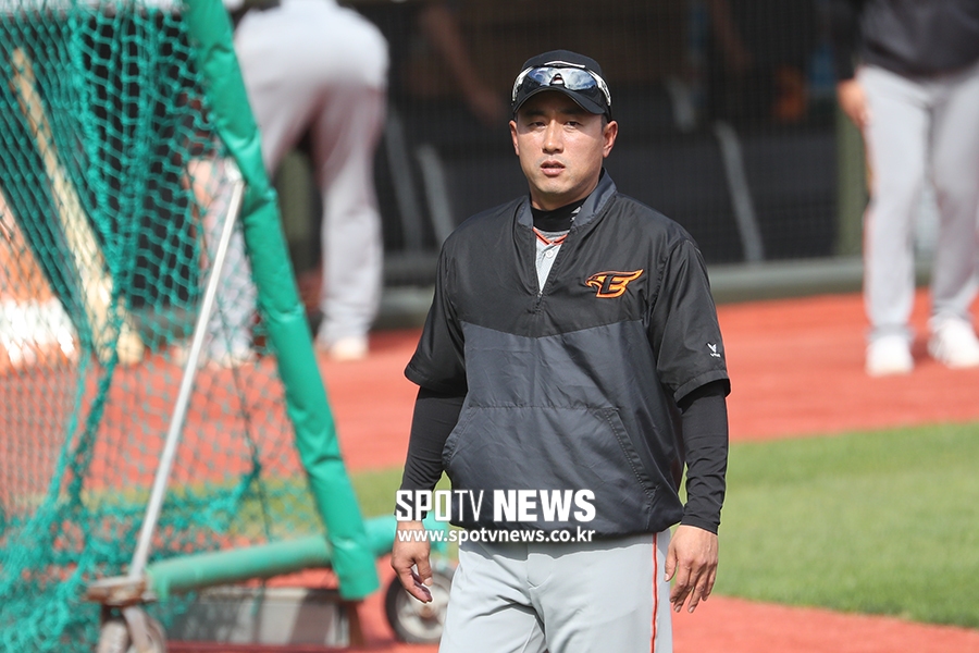 [포토S] 최원호 감독 대행, '오늘은 연패를 끊을 수 있길'
