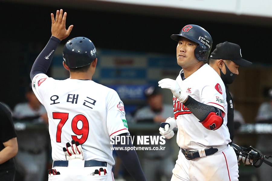 [포토S] 전준우, 백투백 홈런