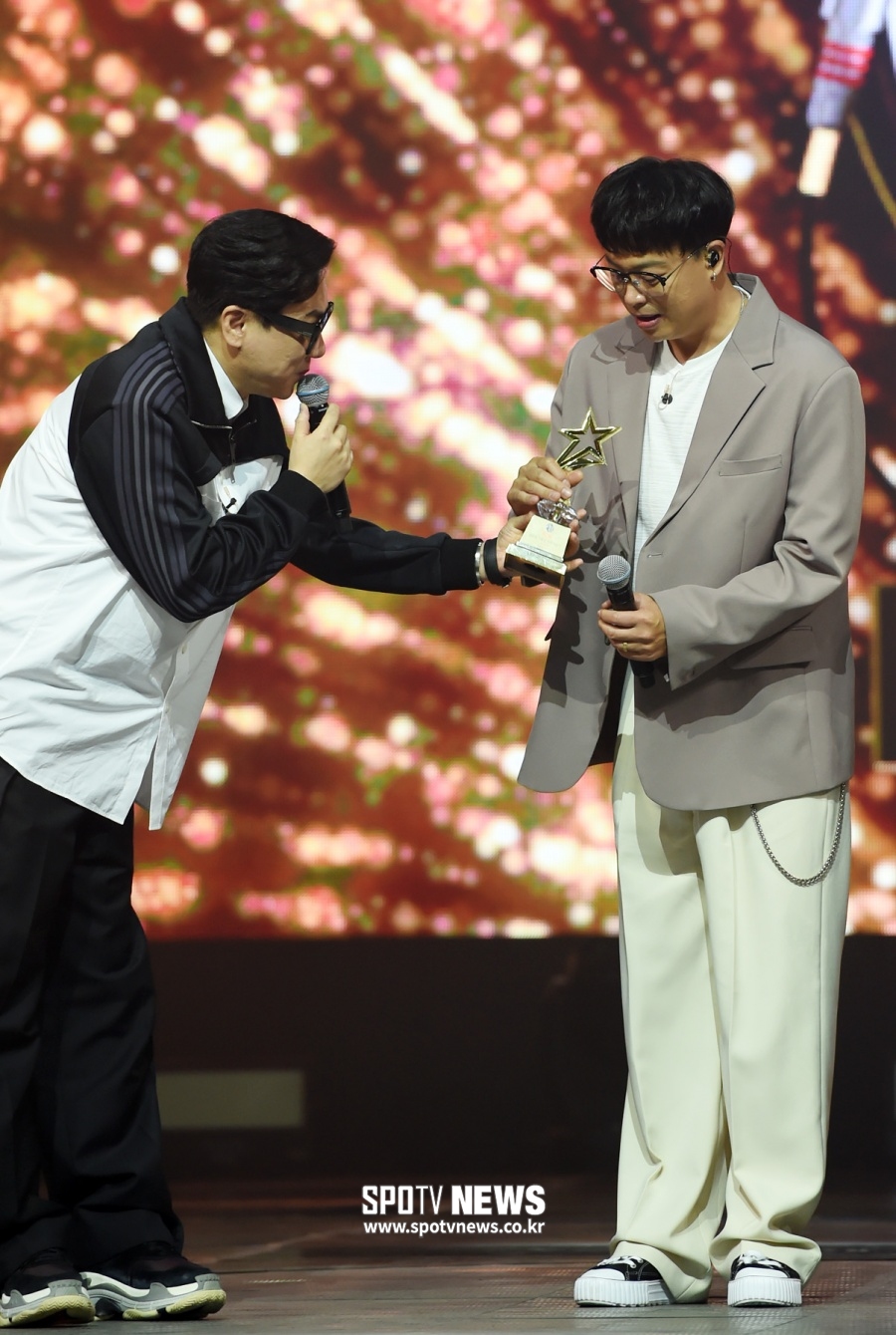 [LIVE 포토]이상민 '찐룬지, 탑골랩소디 글로벌 가왕 축하해요'