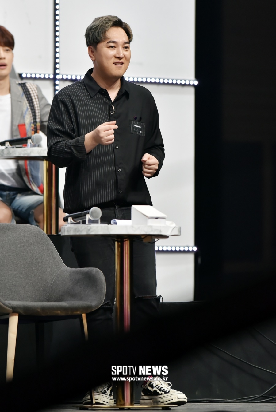[LIVE 포토]황제성 '탑골랩소디 트로트 특집, 안 일어날 수가 없네'