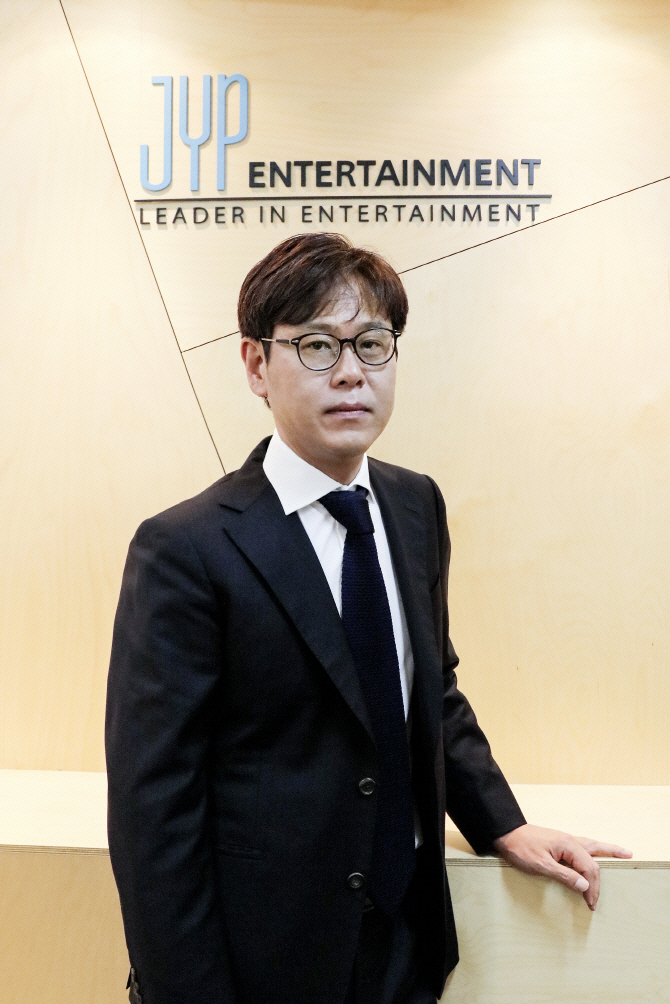 JYP 정욱 대표, 美빌보드 '인디 파워 플레이어스'…글로벌 성과 인정받았다
