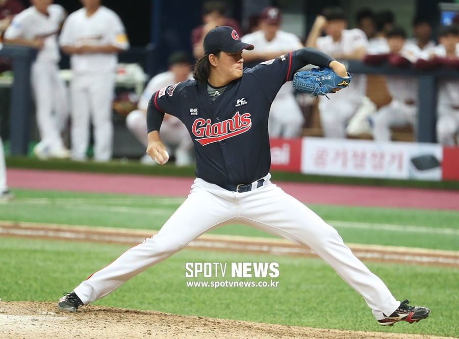 [스토리S] '벌써 7세이브 째' 김원중, 자리 굳혀가는 롯데의 마무리 카드