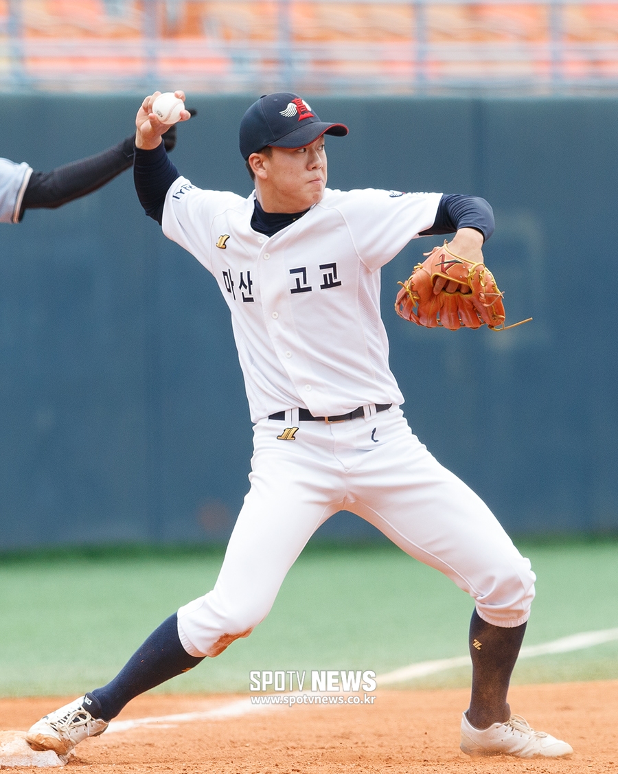 [포토S] 트리플 플레이 성공 시키는 마산고 최현욱