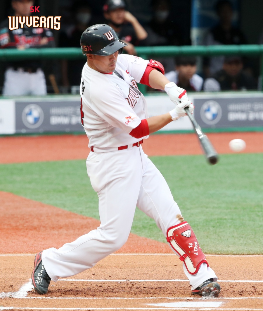 [SPO 인천] 장종훈도 넘었다… 최정, KBO 우타자 역대 최다 홈런