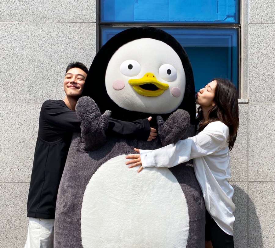 유아인X박신혜, 펭수와 만남 인증…생존케미로 컬래버