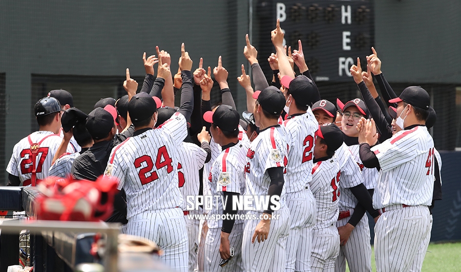 [포토S] 김해고, 부경고에 8-0 콜드게임 승 거두고 준결승 진출!