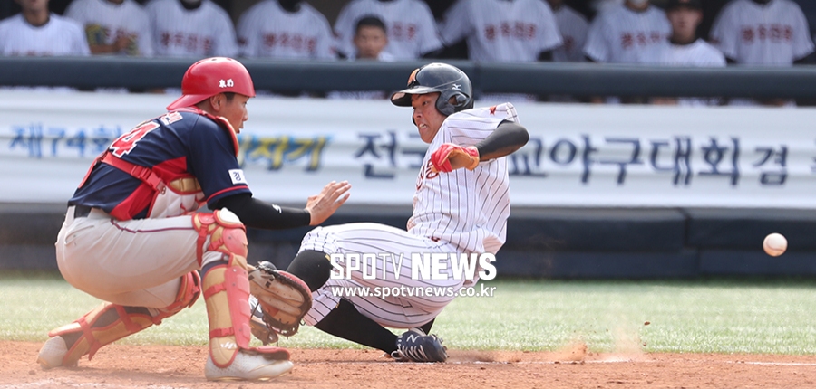[포토S] 스퀴즈 번트로 선취 득점하는 광주 진흥고