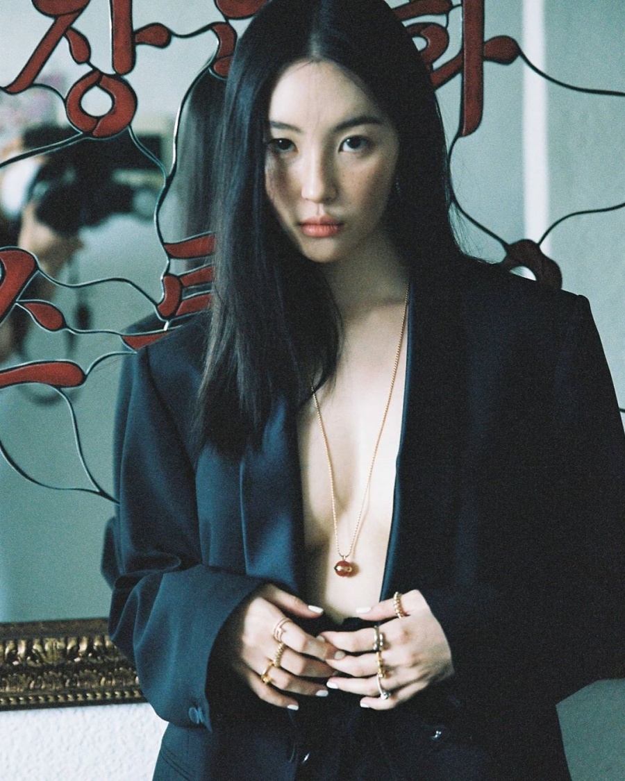 '8kg 증량' 선미, 상반신 노출로 건강美 발산…몽환적인 '화보 장인'