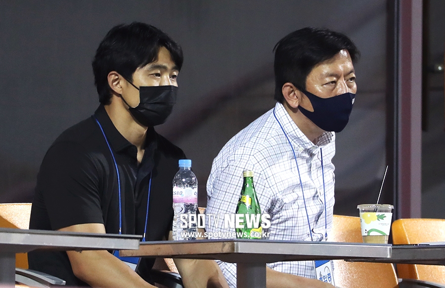 [포토S] 성민규 단장-이석환 대표 이사, '김진욱 잘하네'