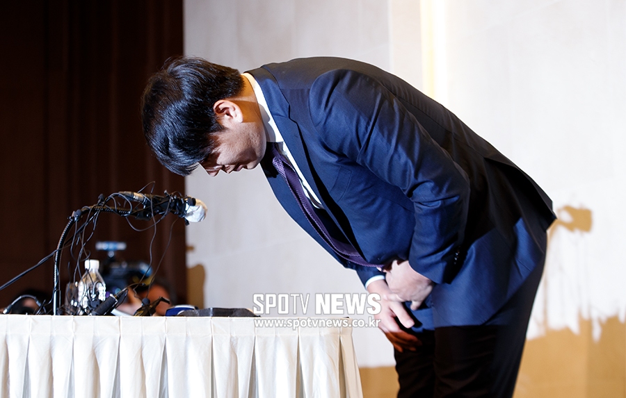 [포토S] 고개 숙여 사과하는 강정호