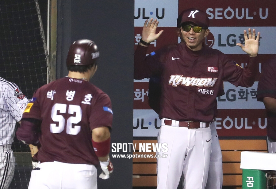 [스토리S] '더 세게' 손혁 감독 '살짝 톡' 박병호, 대조적인 홈런 세리머니
