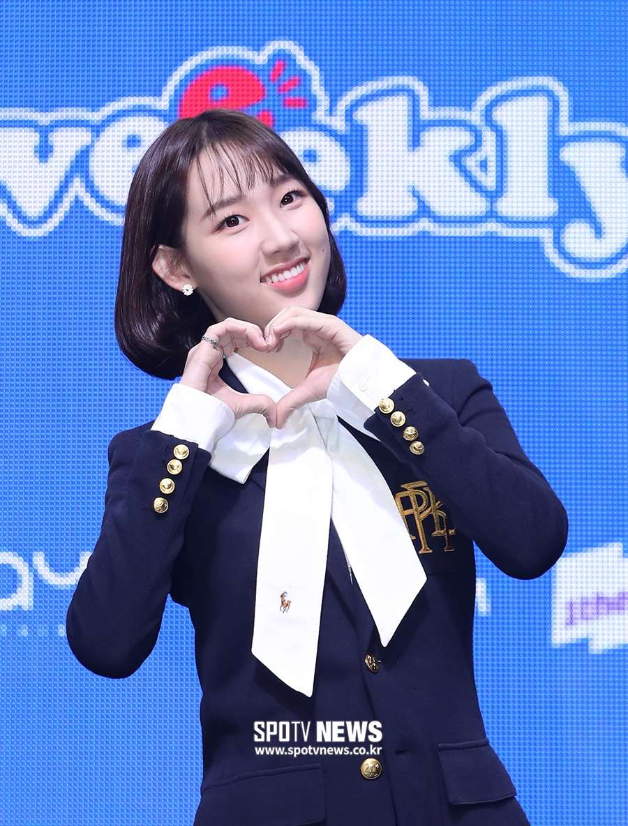 [포토S] 위클리 신지윤, 오랫동안 준비한 손하트