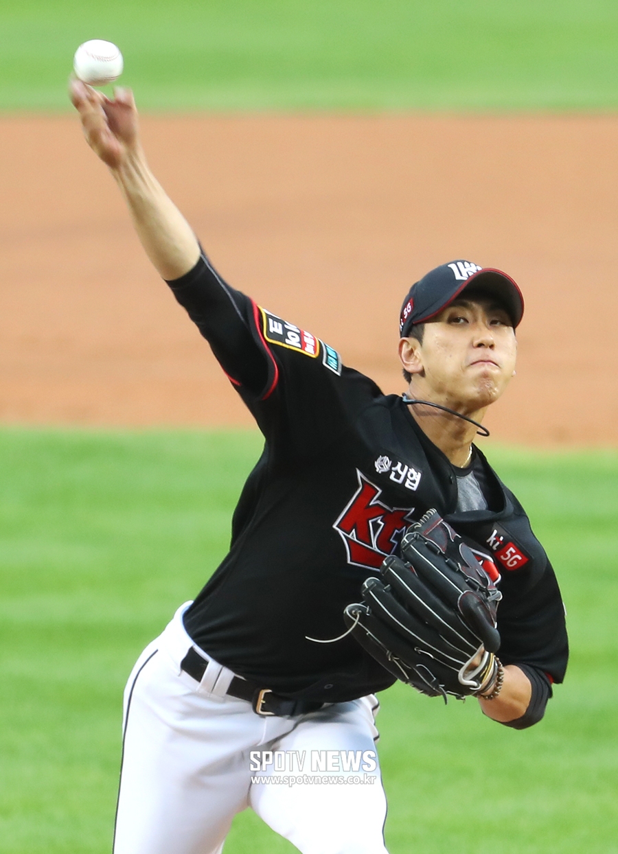 [포토S] 역투하는 KT 선발 김민수