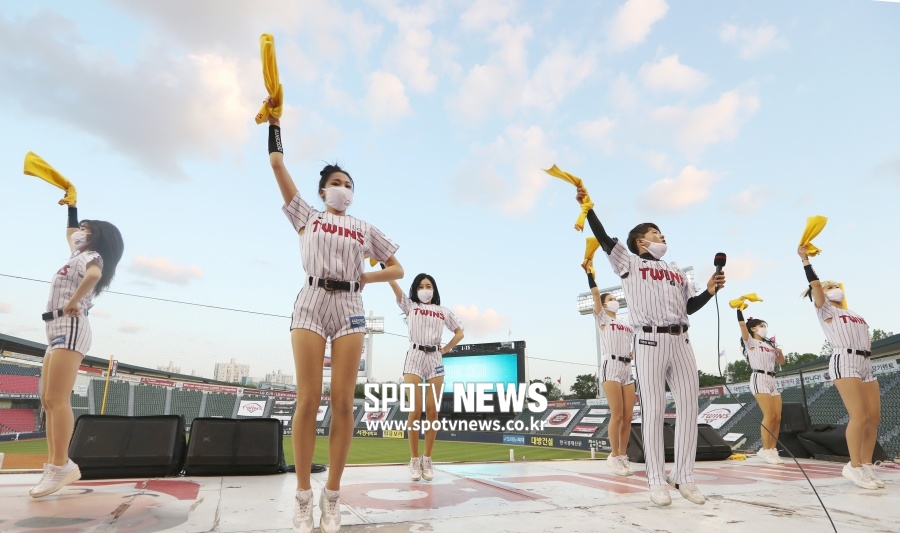 "KBO 관중 입장 허용, MLB 청사진 될 것" ESPN