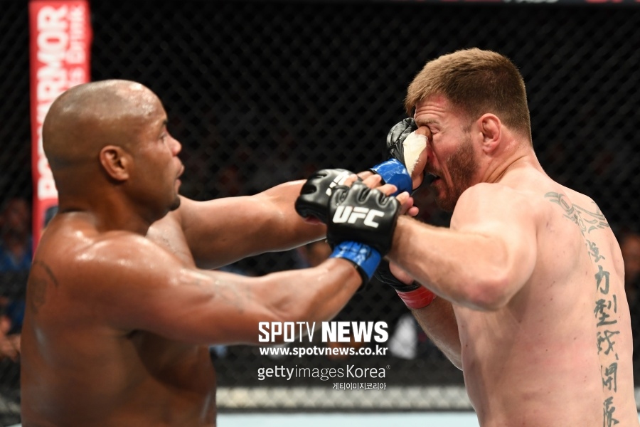 [오늘의 UFC(7/1)] 코미어 "미오치치 눈 찌르기? 고의성 없었어"