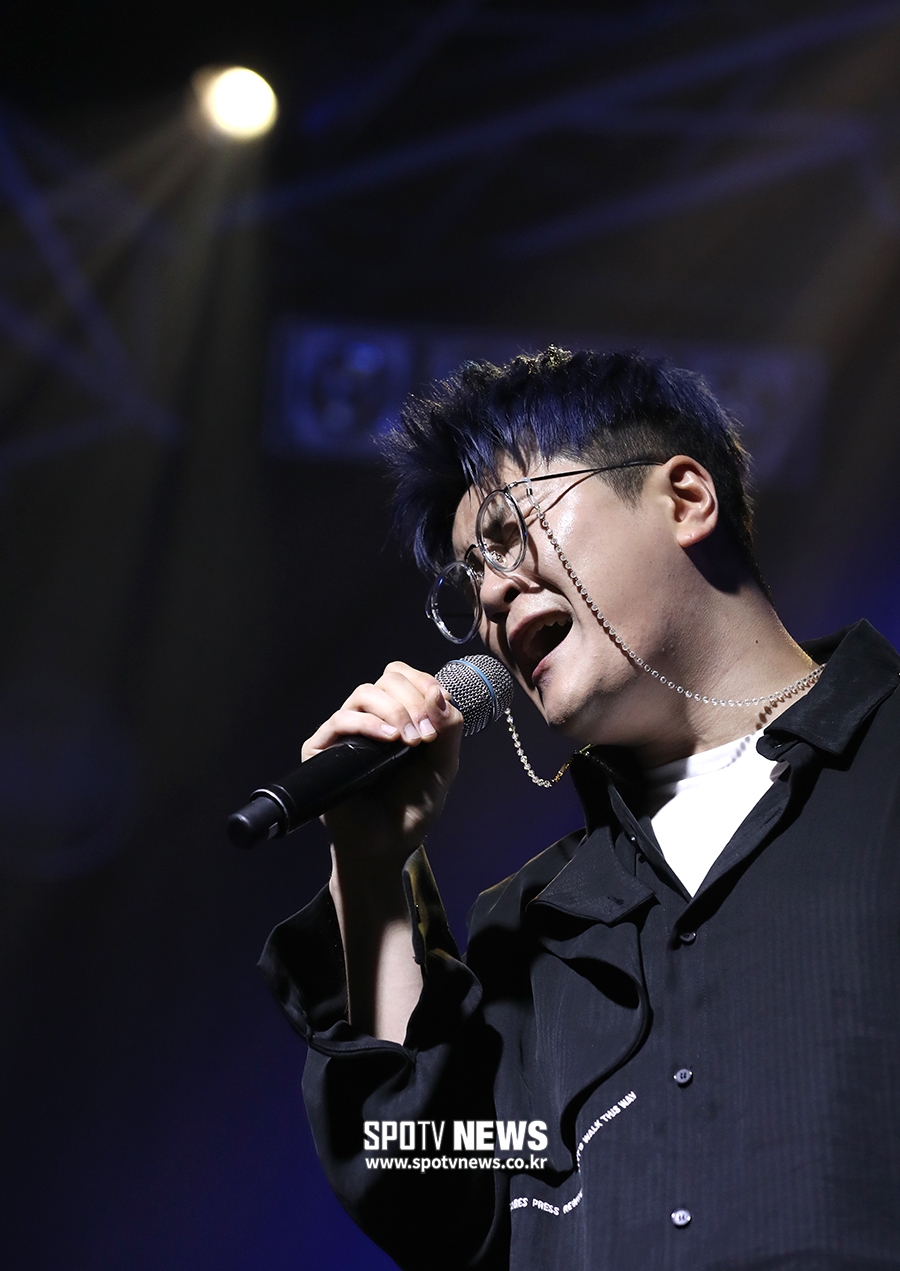 [포토S] 신용재, 가슴을 적시는 목소리