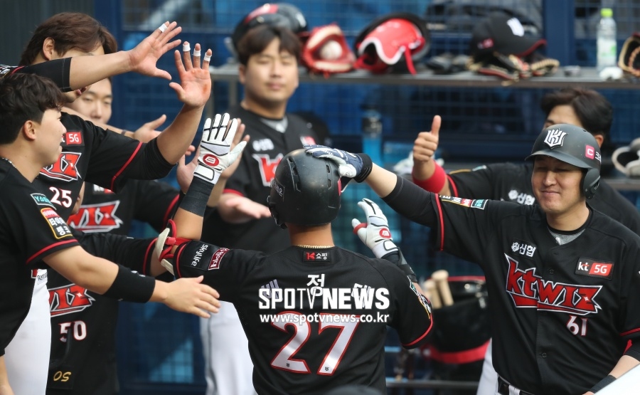 [잠실 게임노트] '19안타 11득점 화력 폭발' kt, LG 4연승 저지