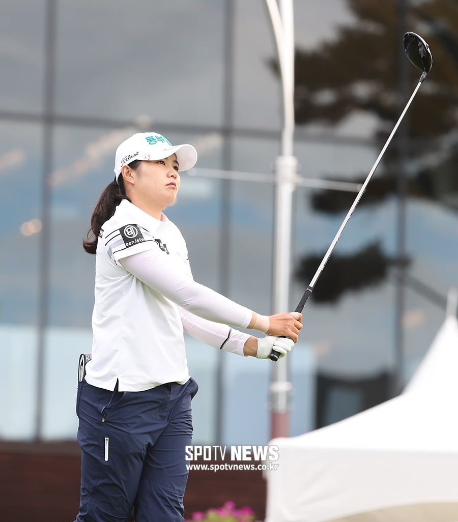 [포토S] 장수연, 타구를 바라보며