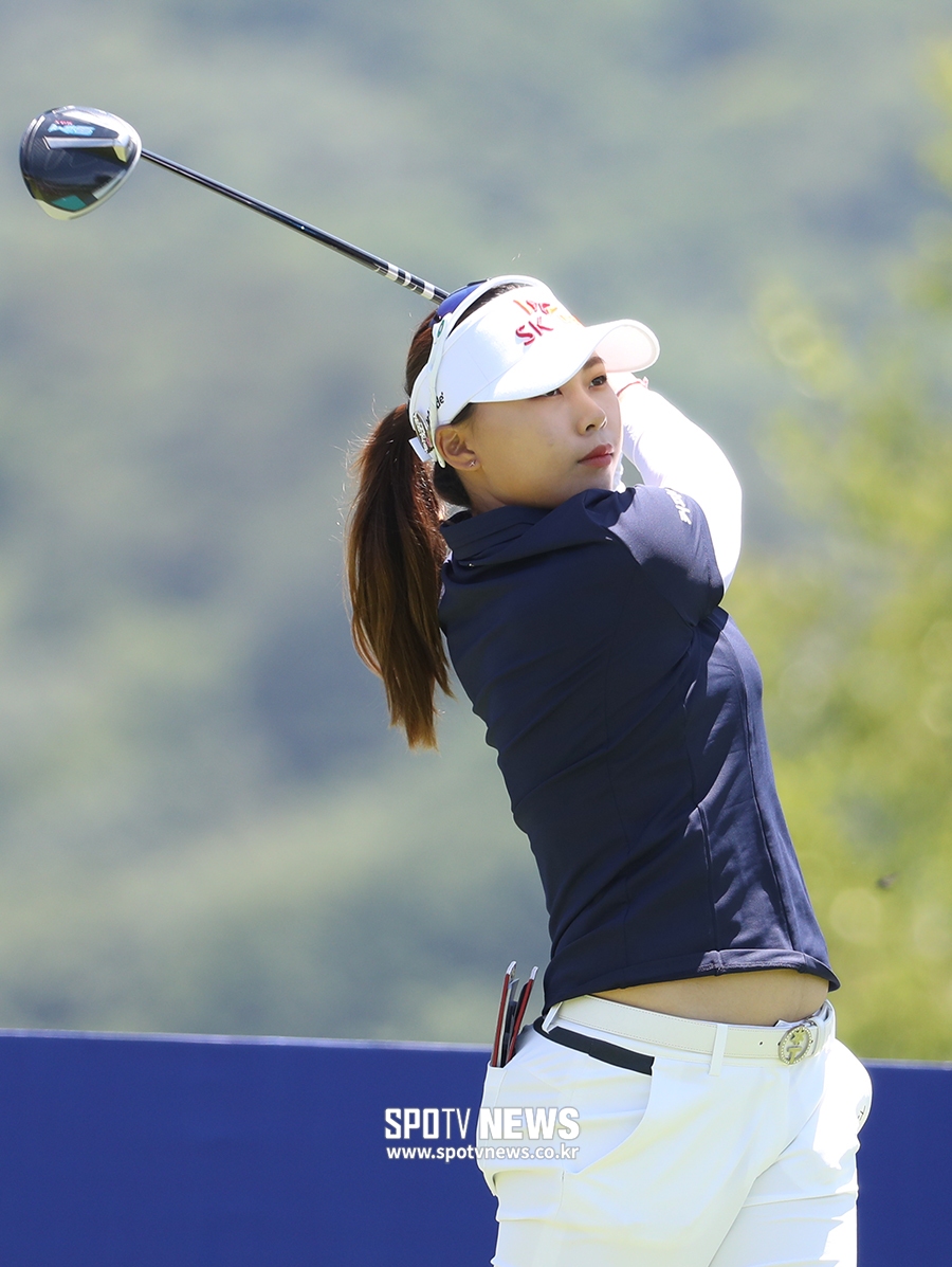 [포토S] 김지영2, 타구를 끝까지 바라보며