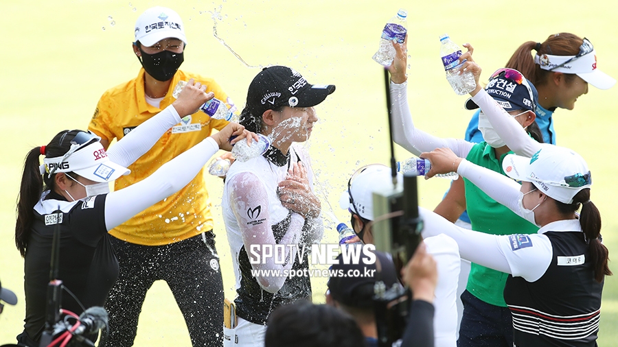 [포토S] 우승 물세례 맞는 김민선