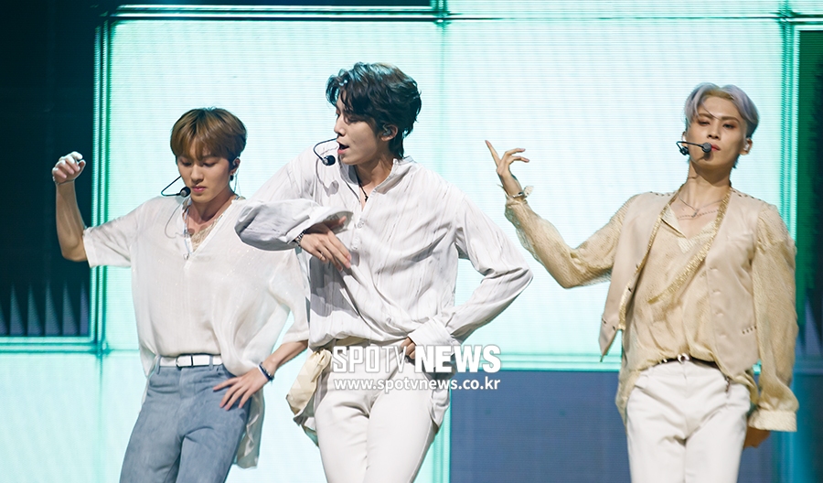 [포토S] 휘영, 강렬한 퍼포먼스