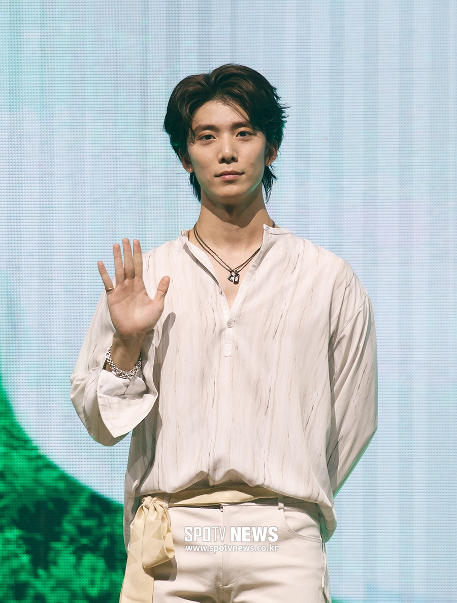 [포토S] SF9 휘영, 시크한 손인사