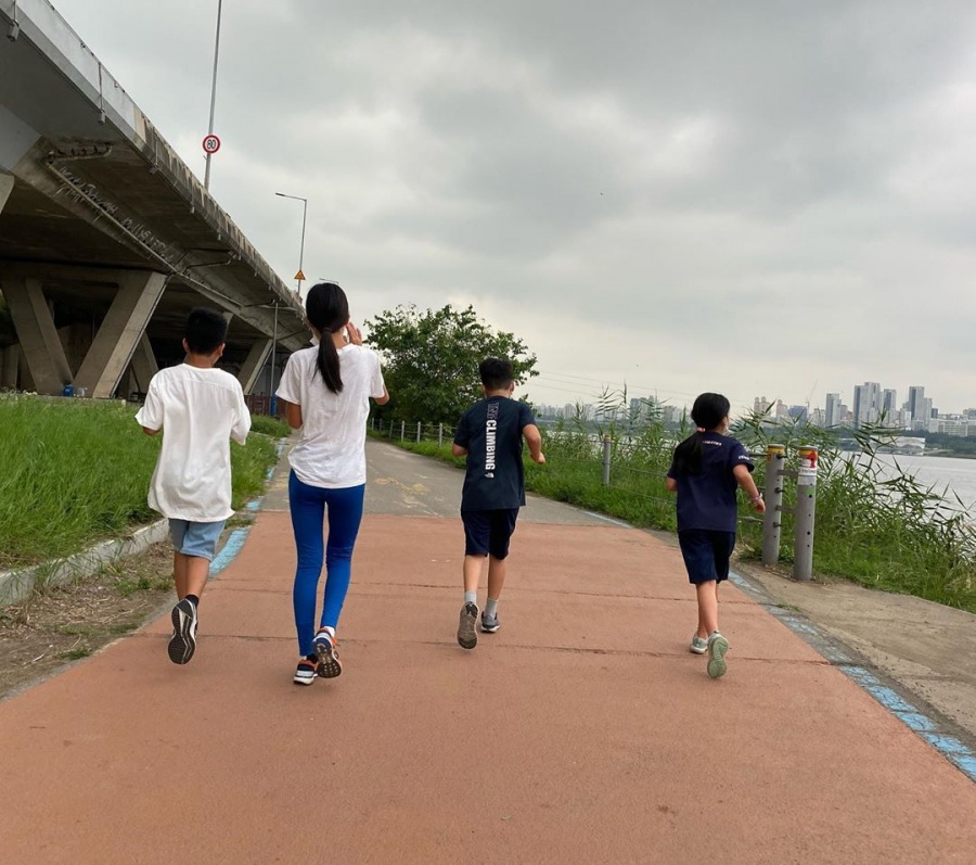 '정혜영♥'션, 훌쩍 큰 4남매와 한강 4km 러닝…"소중하고 행복하다"