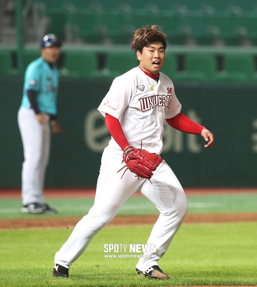[포토S] 악송구에 놀라 미끄러지는 김택형