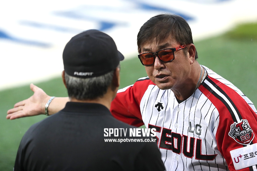 [포토S] 대노한 류중일 감독, '1회초만 하고 우천 중단을 하면 어떡합니까?'