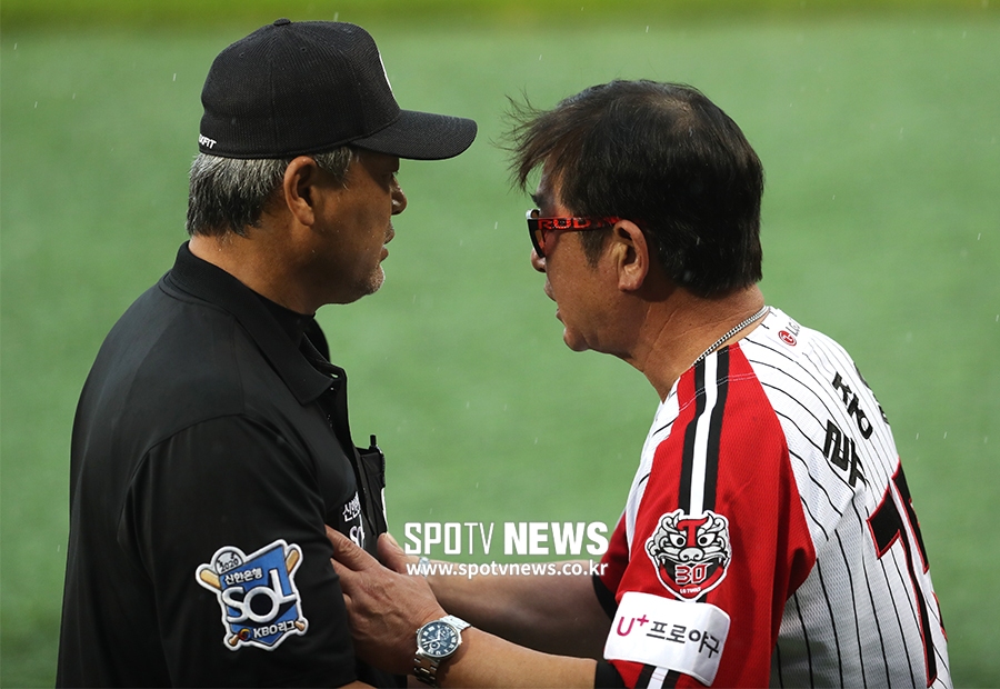 [포토S] 대노한 류중일 감독, 심판을 밀며
