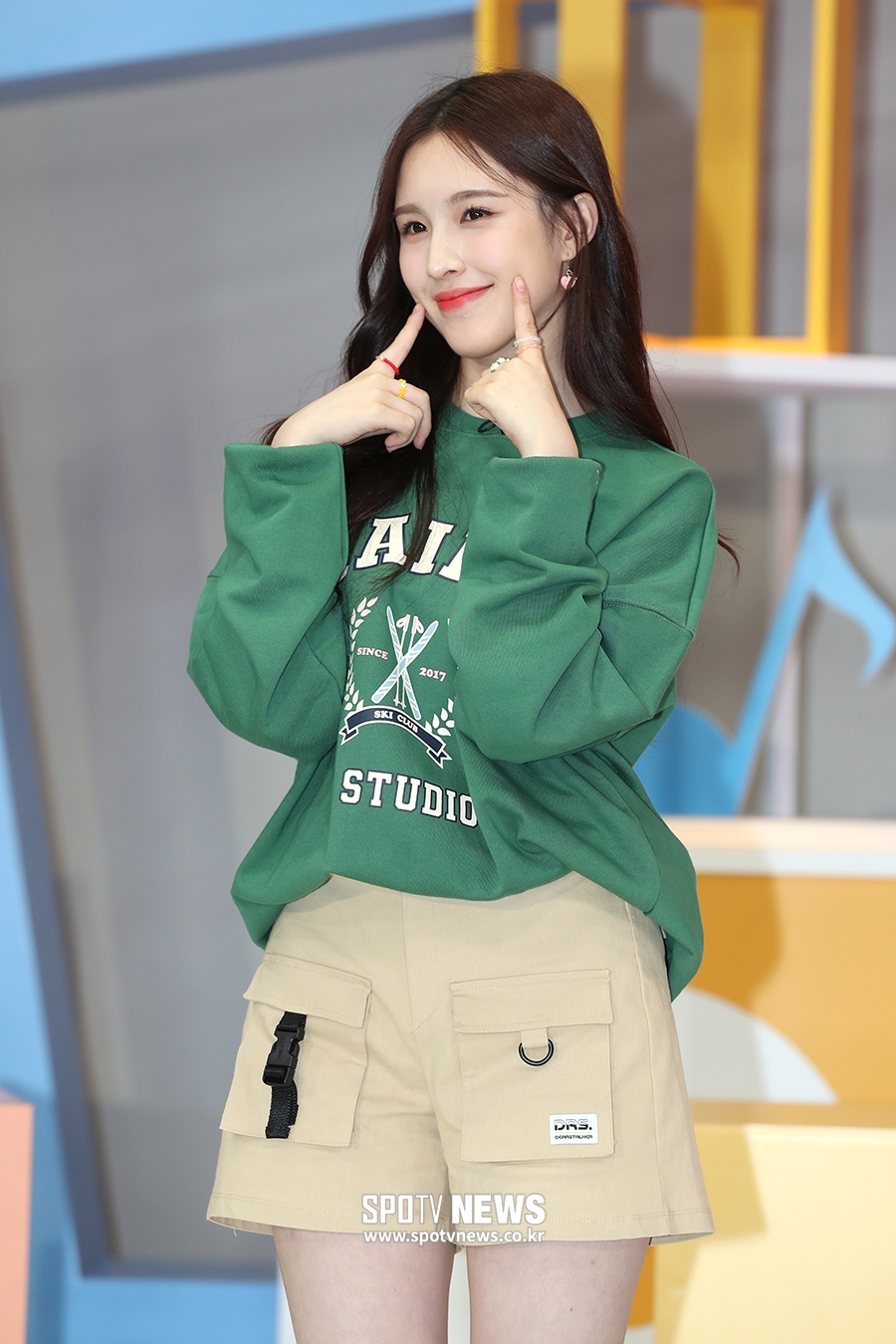 [포토S] 위클리 이재희, 볼에 콕~