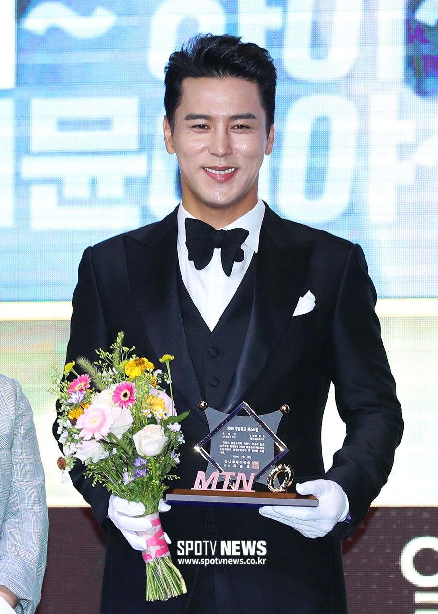 [포토S] '어머님들의 꽃사슴' 장민호, CF스타상 신인상 수상