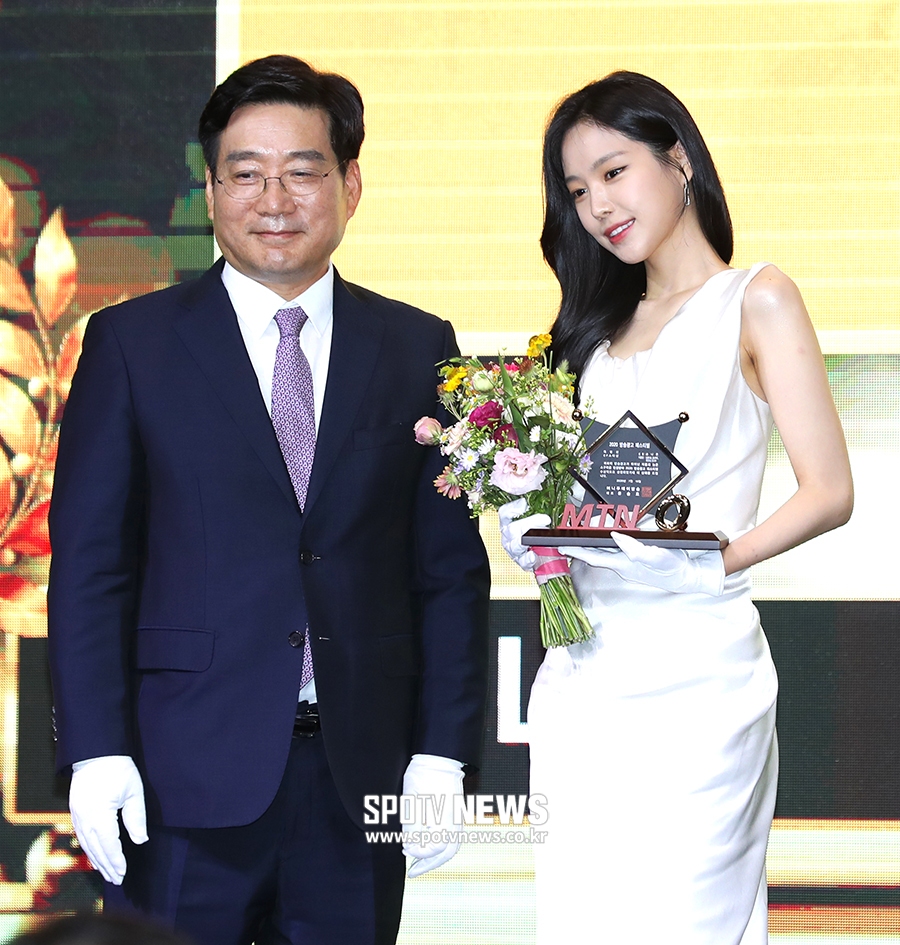 [포토S] 손나은, 화이트 원피스로 우아하게~