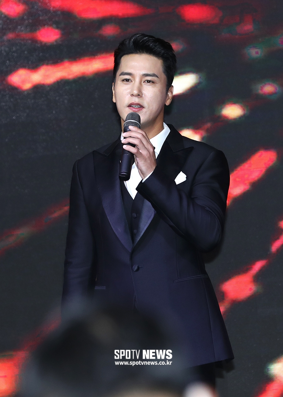[포토S] 장민호, 꽃사슴 눈망울로 노래